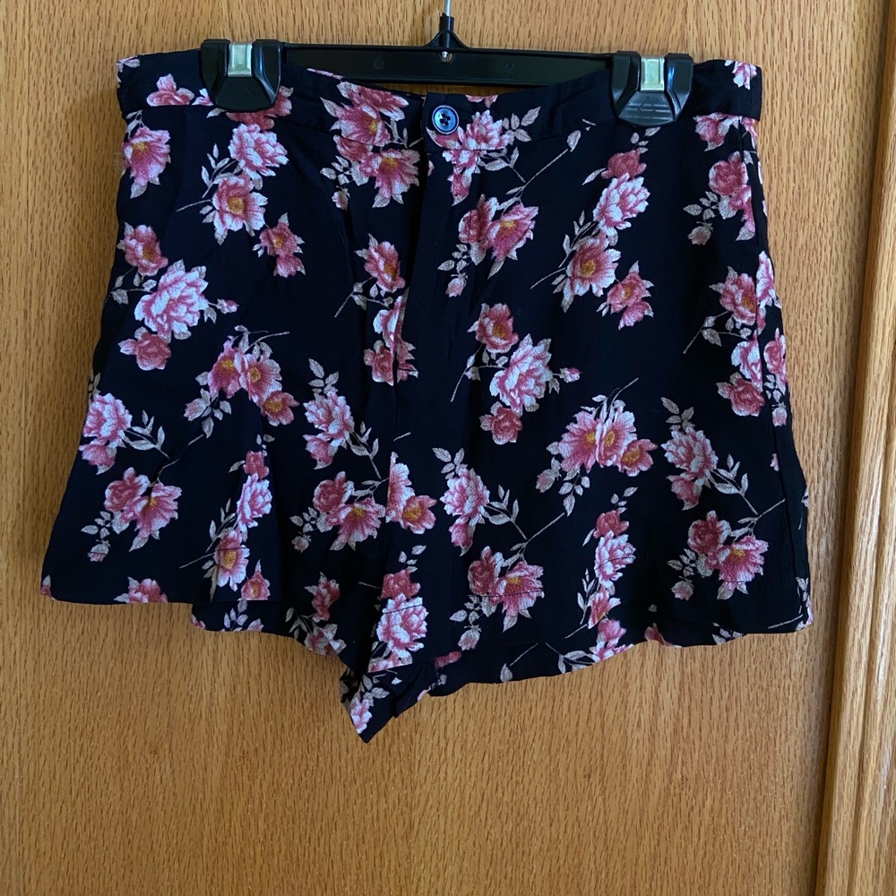 6/$25💗- Floral Flowey Shorts